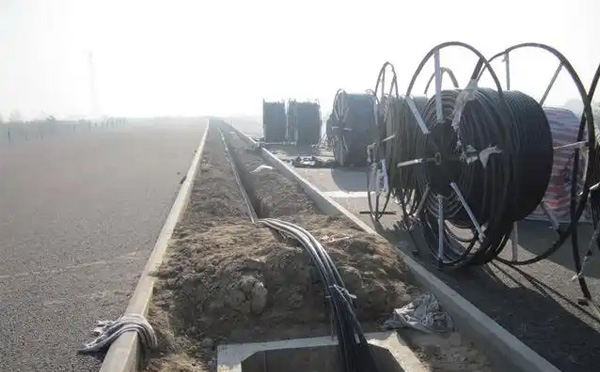 安定光缆施工如何应对复杂地形布线难题？